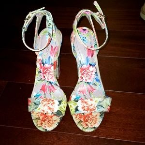 Womens Aldo floral block heel Sandal sz 7 like new!!!